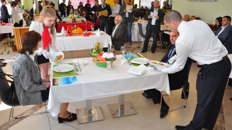 Атрактивна надпревара по сервиране и барманство организира Колежът по туризъм