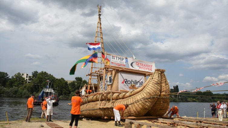 Пуснаха на вода тръстиковия кораб за експедицията АБОРА IV (СНИМКИ)