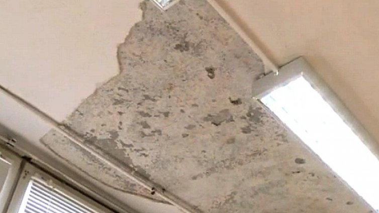 Таван на класна стая падна върху ученици в Бургас