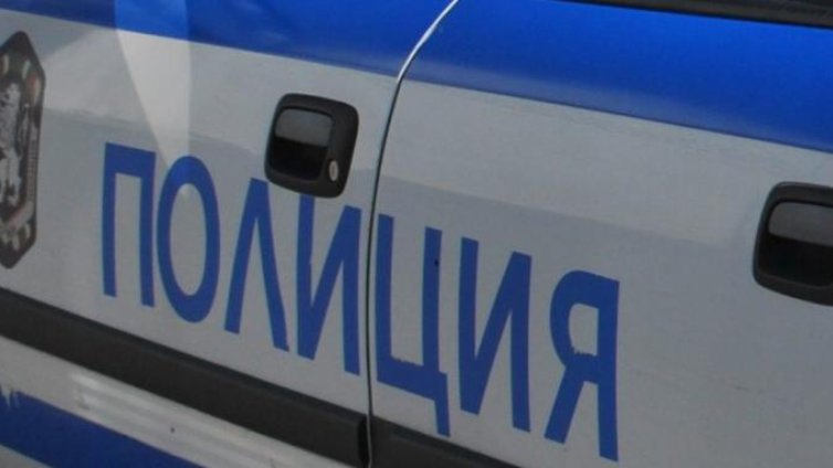 Мъж атакува с нож служители на енергото, дошли да му спра тока