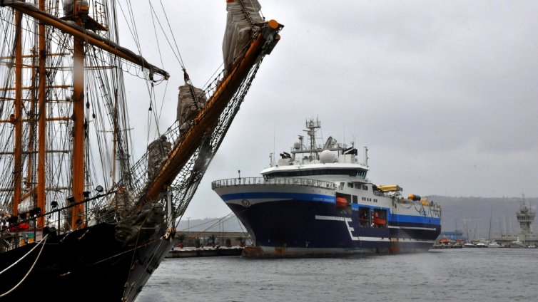 Пристанището посрещна научноизследователския кораб &bdquo;Oceanic Endeavour" (СНИМКИ)