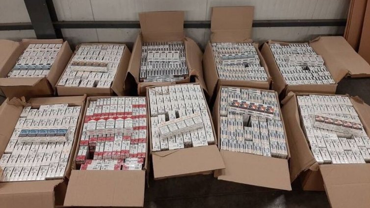 Митнически служители откриха 80 000 къса (4000 кутии) цигари и 2 кг тютюн, скрити в камион с храни