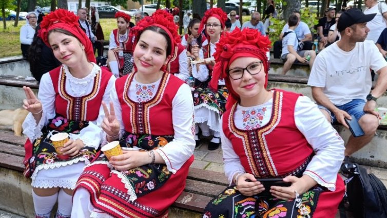 Много настроение и огнен финал на осмия фестивал &bdquo;Фолклорна палитра&ldquo; в Девня (СНИМКИ)