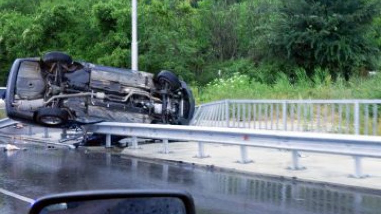 БМВ се преобърна на бул. „Васил Левски“, двама пострадаха