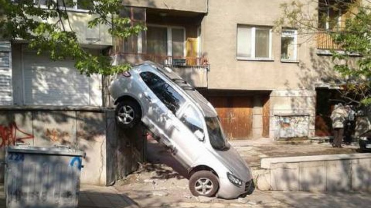 Джип полетя и падна в съседите