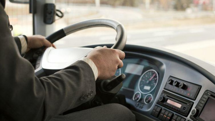 Пътничка пострада при рязко спиране на тролей във Варна