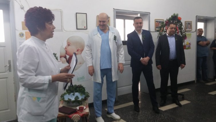 В МБАЛ „Света Анна“ отбелязаха Бабинден с автентичен ритуал