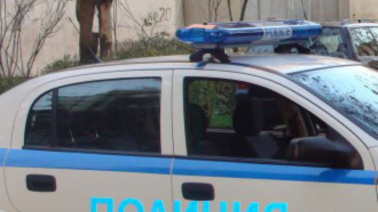 Съпруга пази мъжа си, докато той краде