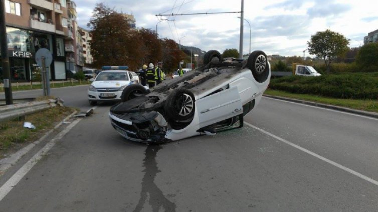 Жена е с опасност за живота след катастрофа на бул. "Трети март"