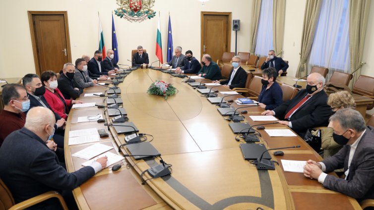 Държавата компенсира общините за намалените приходи от таксиметровия бранш 