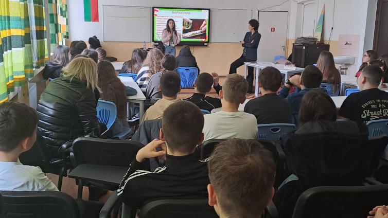 Мария Русимова пред ученици във Варна: Три опита с някои наркотици са достатъчни, за да станете зависими