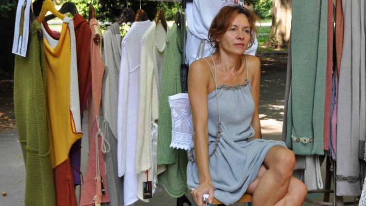 Изящна плетачка демонстрира уникални рокли на Панаира на занаятите във Варна (СНИМКИ)