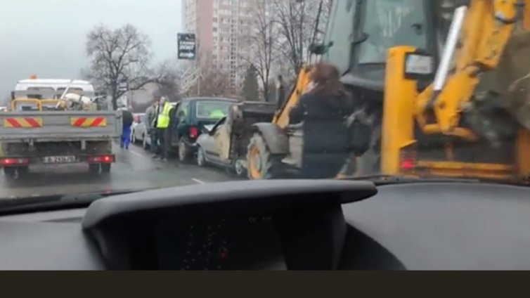 7 автомобила се сблъскаха с багер във Варна