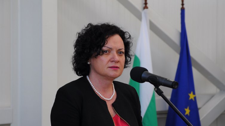 Ивелина Василева и Иван Портних подписаха договор за 48 млн. лв.
