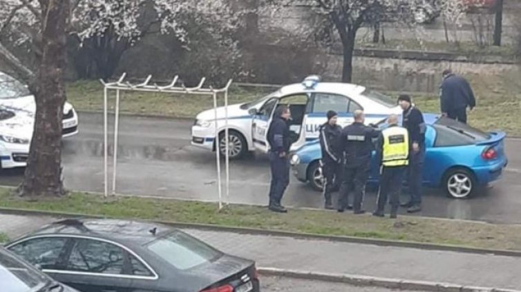 Гонка завърши със стрелба по гумите на автомобил