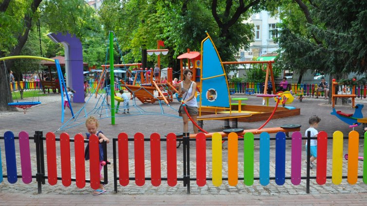 Глобяват до 500 лв. за алкохол и цигари на детска площадка