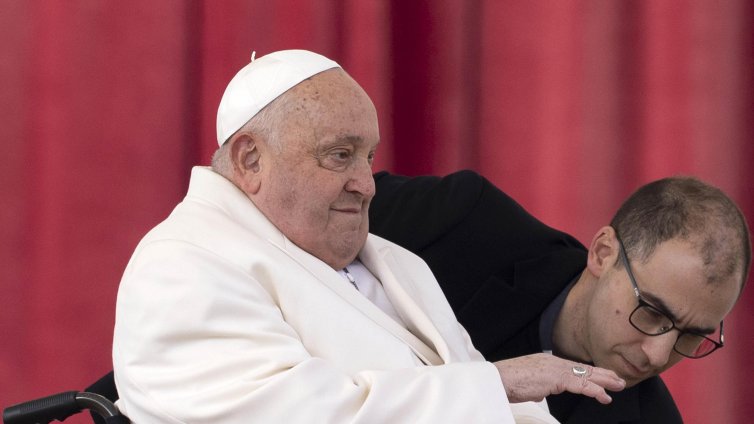 Папата е прекарал спокойна нощ в болницата 