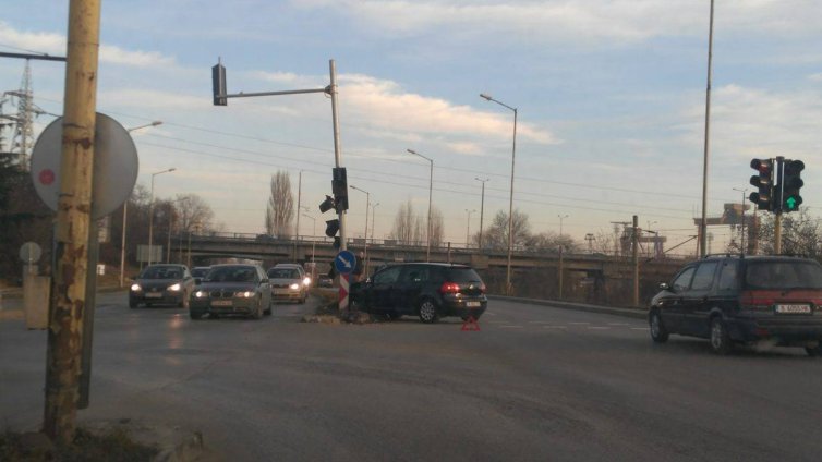 Голф се заби в светофар във Варна