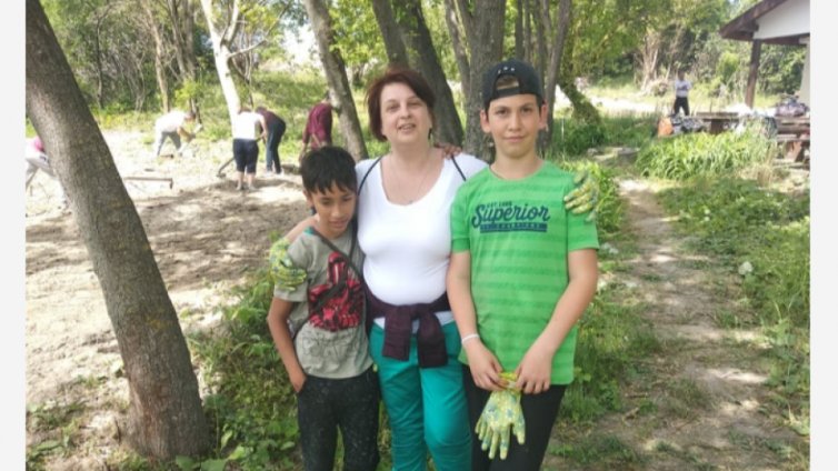 Доброволци почистиха около параклиса "Свети Свети Константин и Елена"