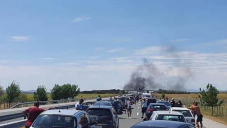 Кола се запали на магистрала &bdquo;Тракия&ldquo;