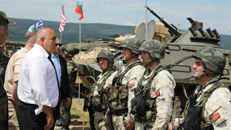 Премиерът наблюдава учението "Ответен удар" в Ново село