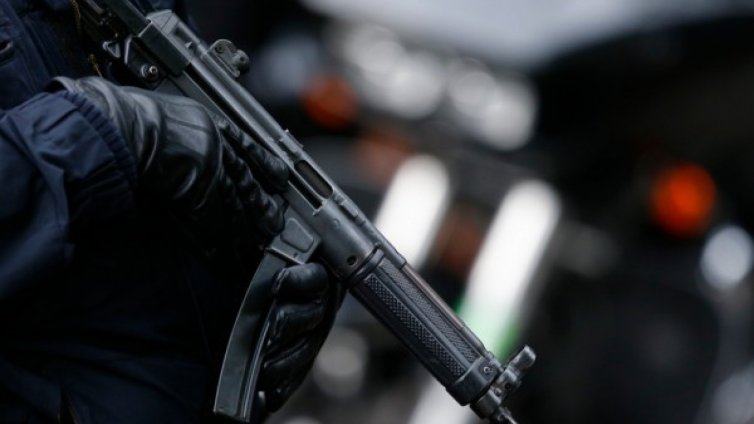 Двама убити при стрелба в бар в германския град Траунройт