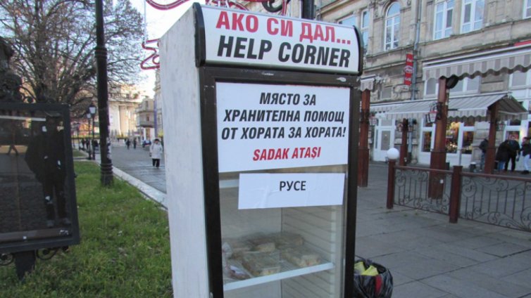 Кметът на Смолян напълни с продукти хладилника за бедни