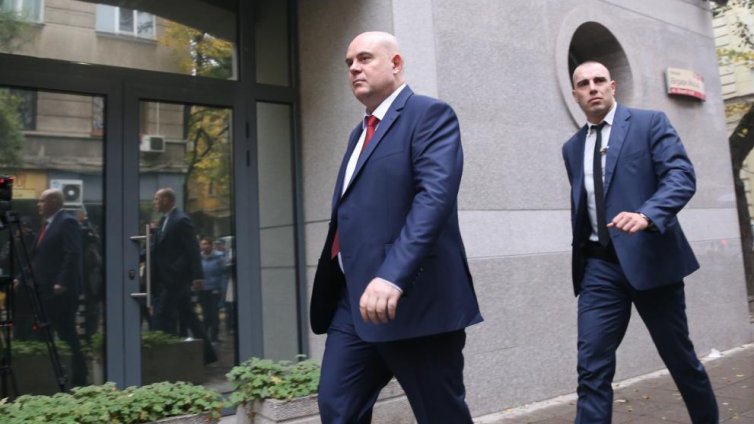 Разкриха печатница за долари и евро менте във ВУЗ