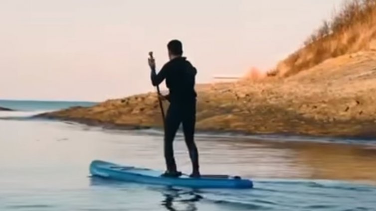 Бивш премиер ни честити Нова година на сърф (ВИДЕО)