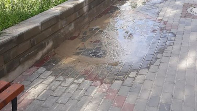 Трети ден тече вода в центъра на Варна