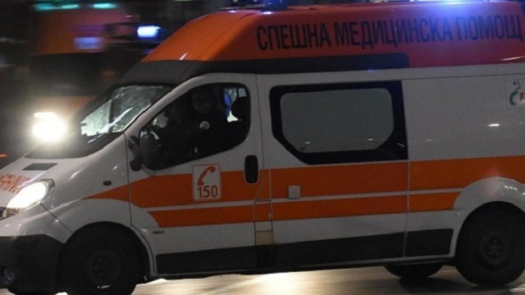 Пациент нападна екип на спешна помощ