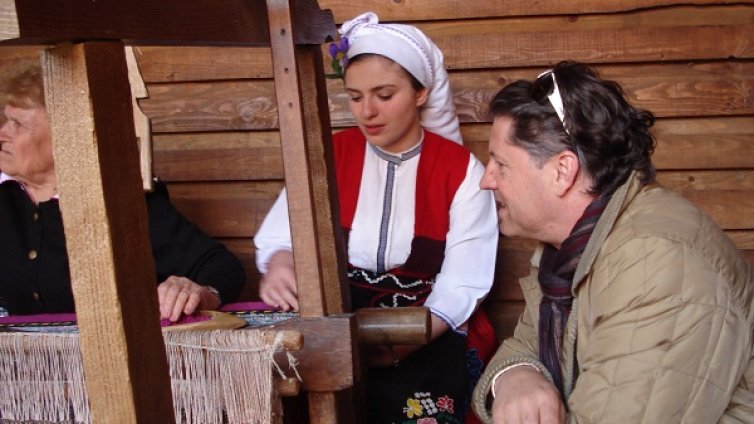 Ученици от 3 държави точиха баница и играха хора във Варна