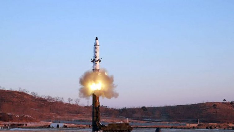 Пхенян транспортира нова балистична ракета  