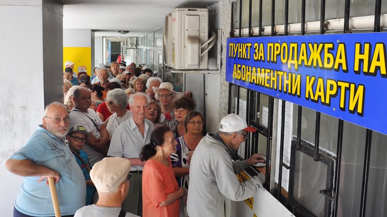 Пенсионери извиха опашки за карти за градския транспорт