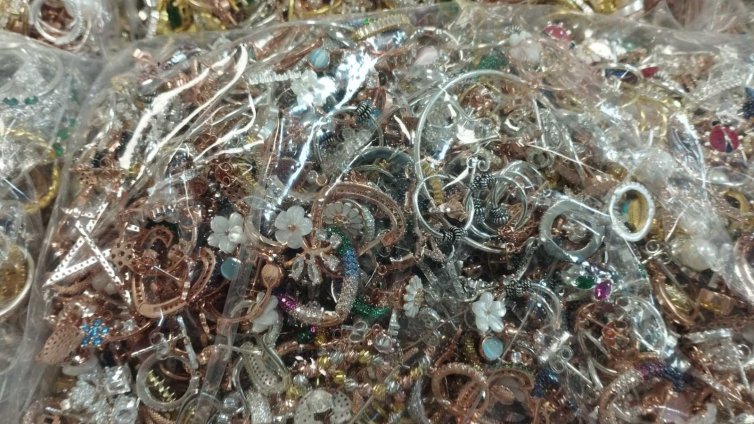 Митничари заловиха рекордно количество сребърни накити