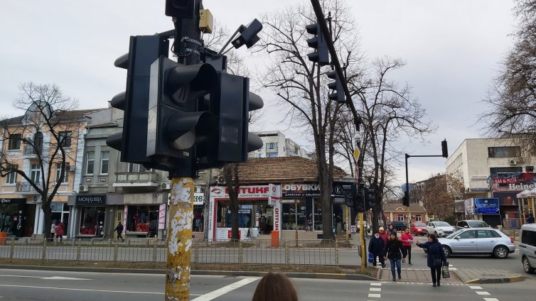 Неработещ светофар затруднява движението в централната част на Варна
