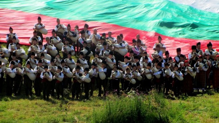 101 Каба гайди събраха 100 000 души на поляните на Рожен