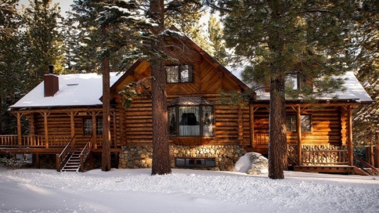 COVID не може да спре студентите да празнуват 8 декември