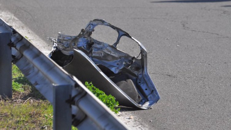 Дете изпадна от кола при катастрофа и загина