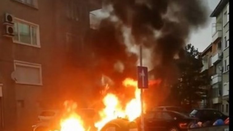 Пиратки подпалиха контейнер за смет