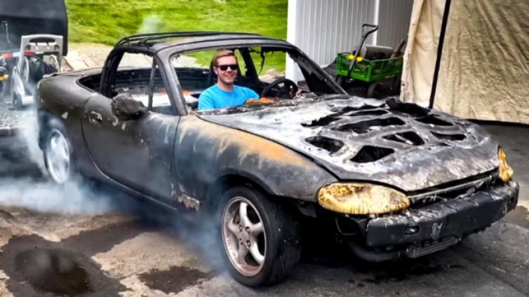 Изгоряла, но здрава, а и в движение. Mazda MX-5 удивлява с вида си 