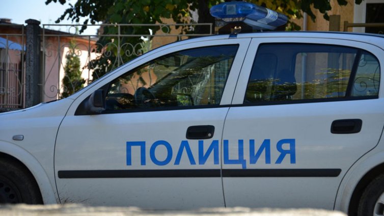Част от ограда падна върху автомобили в София