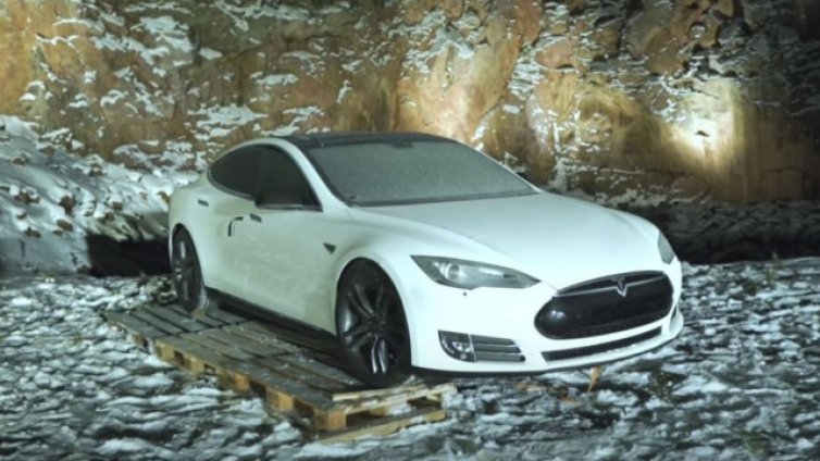 Финландец избесня и взриви Tesla с Мъск вътре. Е кукла е, но все пак! ВИДЕО
