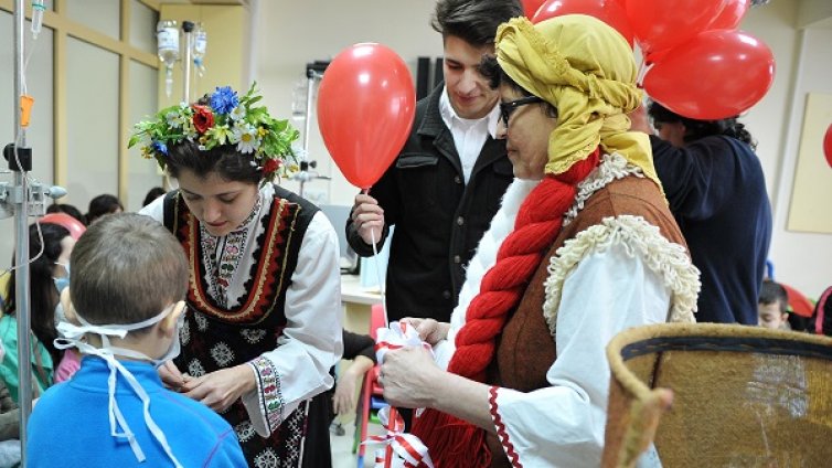 Окичиха с мартеници малките пациенти в Детската онкохематология