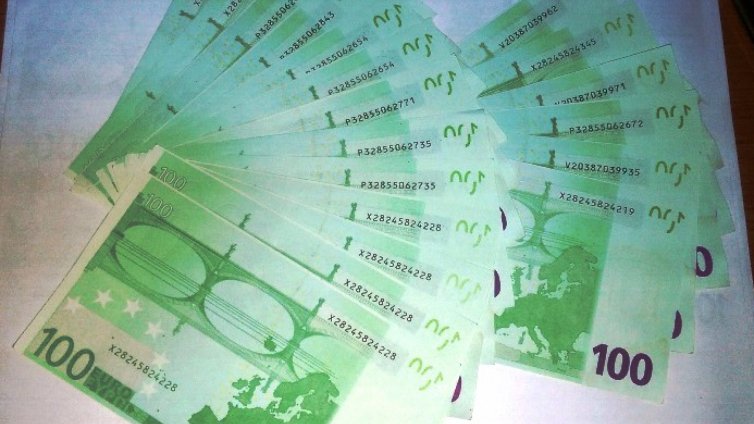 2000 фалшиви евро задържаха митничари