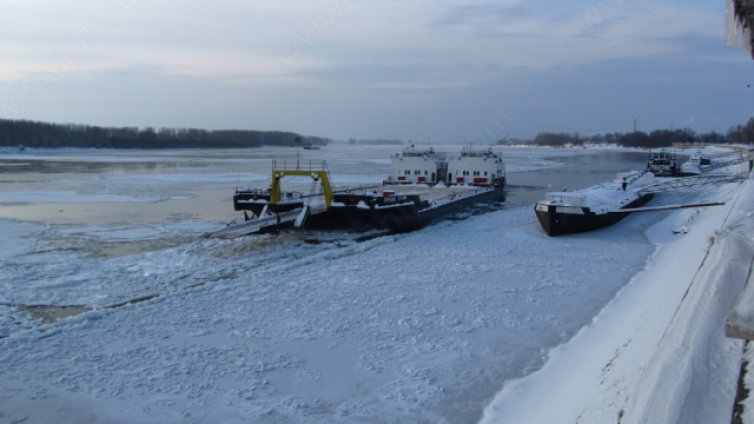 Дунав бързо замръзва, достигна 50% ледоход