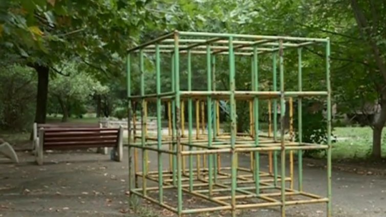 От играчка - плачка: Дете падна от опасна катерушка в София  