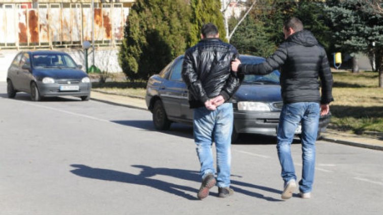 Задържаха петима телефонни измамници