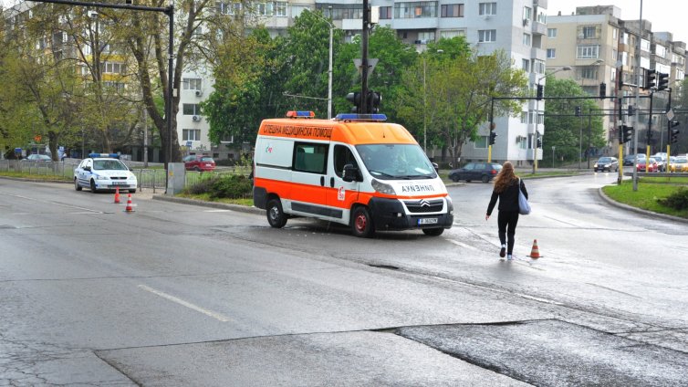 Почина блъснатата от линейка жена
