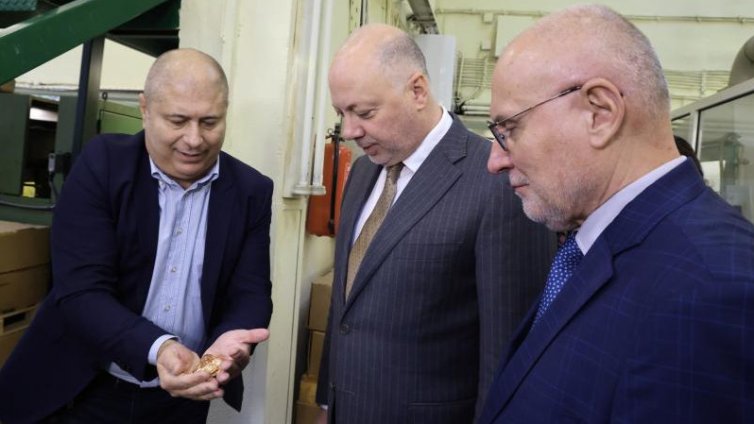 Желязков посети Монетния двор, за да види лично как се секат българските евромонети (СНИМКИ)